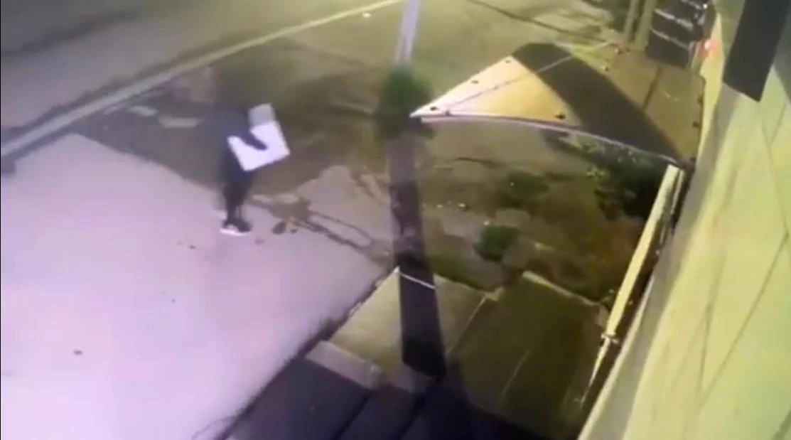 Кража сейфа с миллионом тенге внутри попала на видео в ЗКО